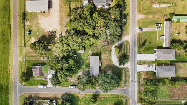 718 Main Street, Anahuac, TX 77514