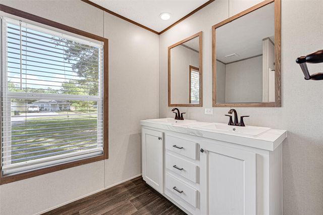 718 Main Street, Anahuac, TX 77514