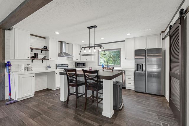 718 Main Street, Anahuac, TX 77514