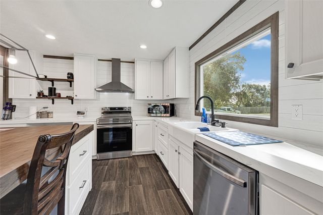 718 Main Street, Anahuac, TX 77514