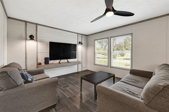 718 Main Street, Anahuac, TX 77514