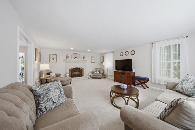 22 Hazelnut Lane, Londonderry, NH 03053