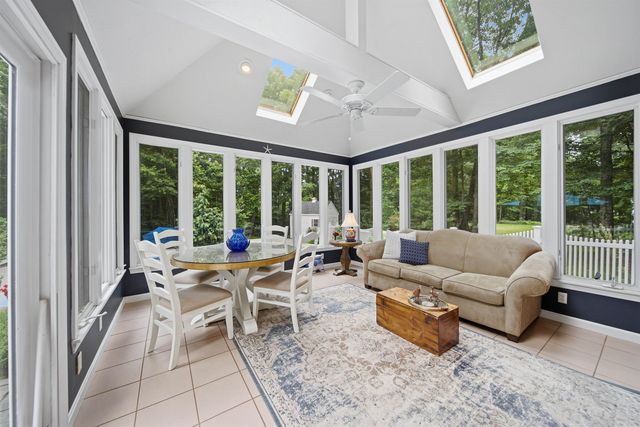 22 Hazelnut Lane, Londonderry, NH 03053