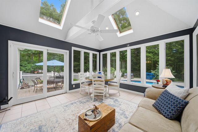 22 Hazelnut Lane, Londonderry, NH 03053