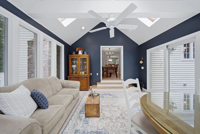 22 Hazelnut Lane, Londonderry, NH 03053