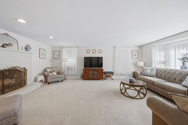 22 Hazelnut Lane, Londonderry, NH 03053