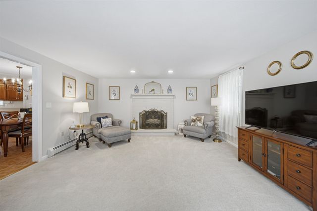 22 Hazelnut Lane, Londonderry, NH 03053