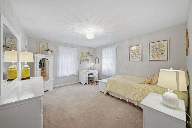 22 Hazelnut Lane, Londonderry, NH 03053
