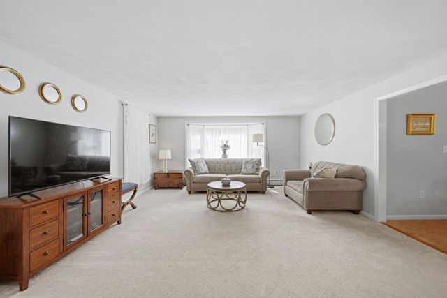 22 Hazelnut Lane, Londonderry, NH 03053