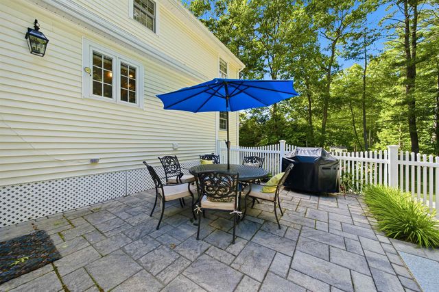 22 Hazelnut Lane, Londonderry, NH 03053