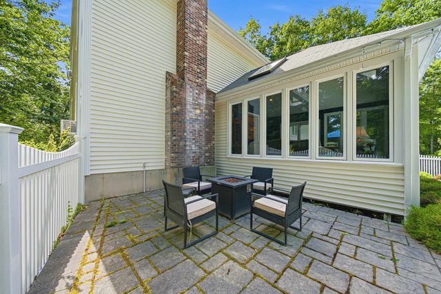 22 Hazelnut Lane, Londonderry, NH 03053