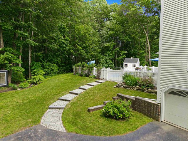 22 Hazelnut Lane, Londonderry, NH 03053