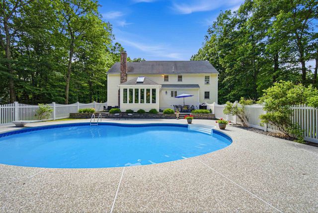 22 Hazelnut Lane, Londonderry, NH 03053