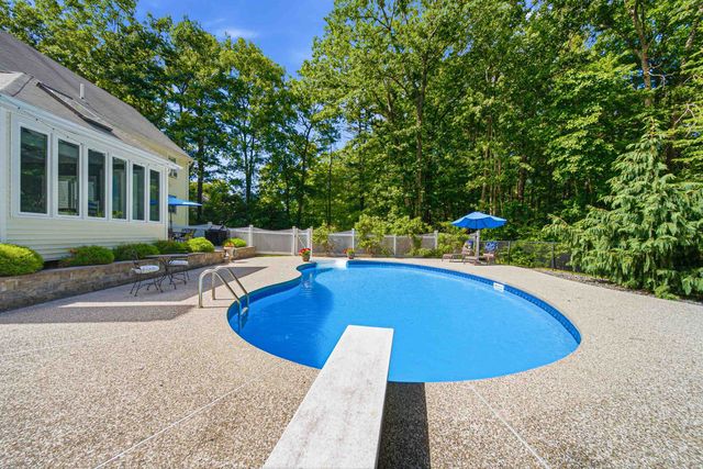 22 Hazelnut Lane, Londonderry, NH 03053