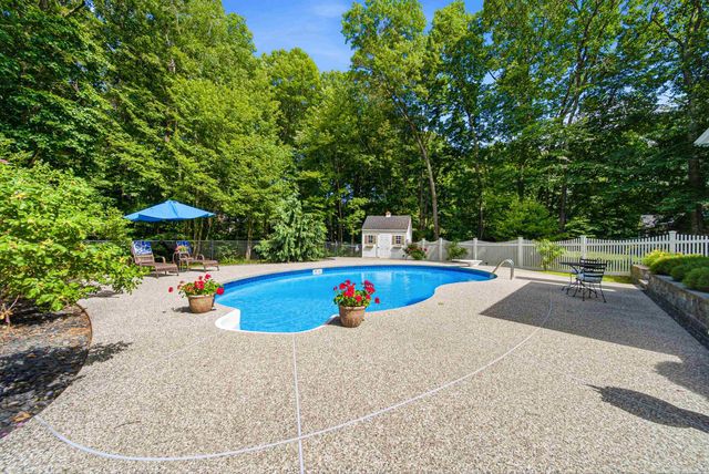 22 Hazelnut Lane, Londonderry, NH 03053