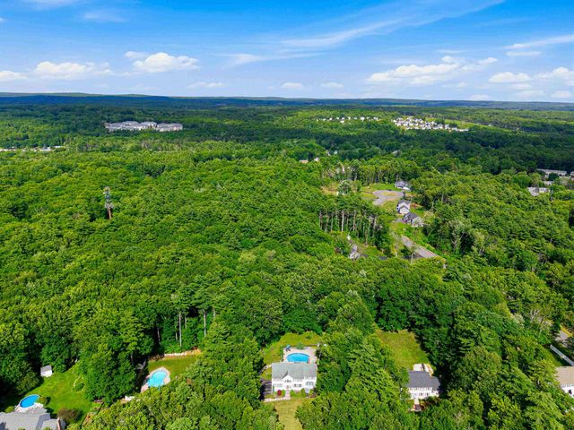 22 Hazelnut Lane, Londonderry, NH 03053