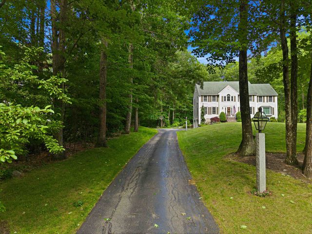 22 Hazelnut Lane, Londonderry, NH 03053
