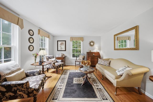 22 Hazelnut Lane, Londonderry, NH 03053