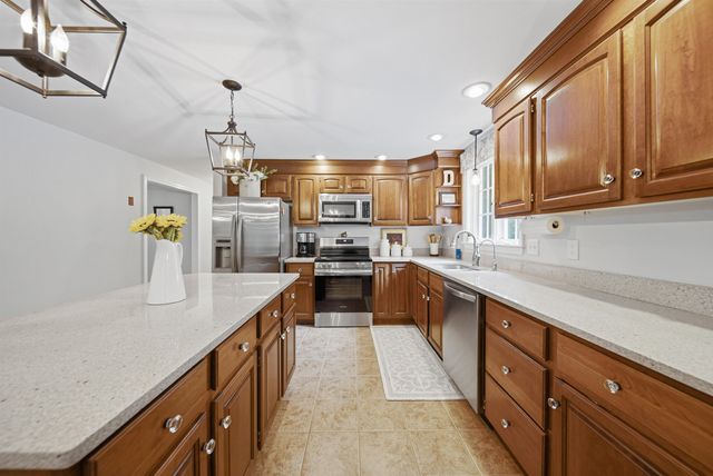 22 Hazelnut Lane, Londonderry, NH 03053