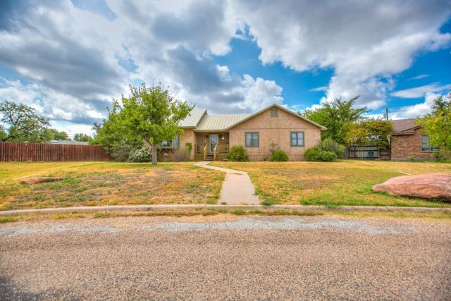 206 Willow Pond Street, Ballinger, TX 76821