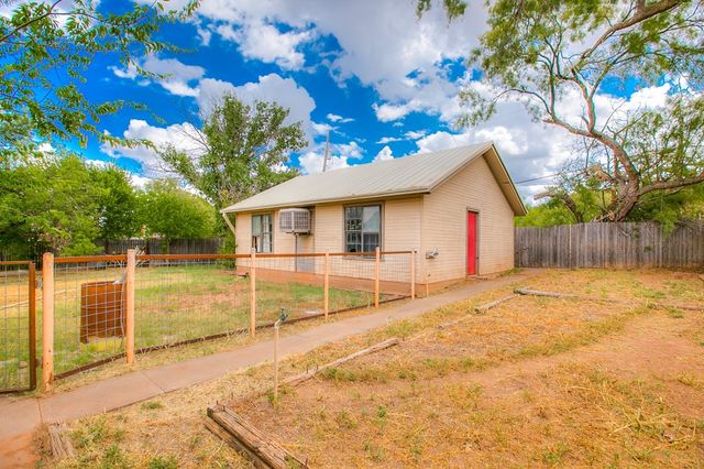 206 Willow Pond Street, Ballinger, TX 76821