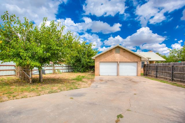 206 Willow Pond Street, Ballinger, TX 76821