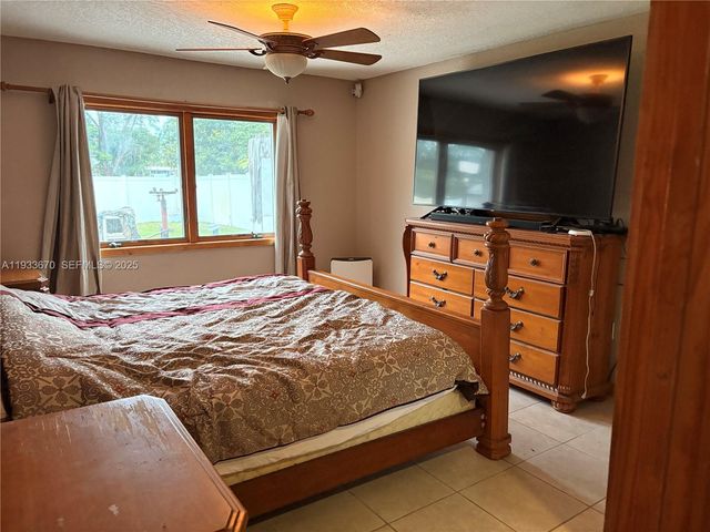 5811 NW 201st Ln, Hialeah, FL 33015