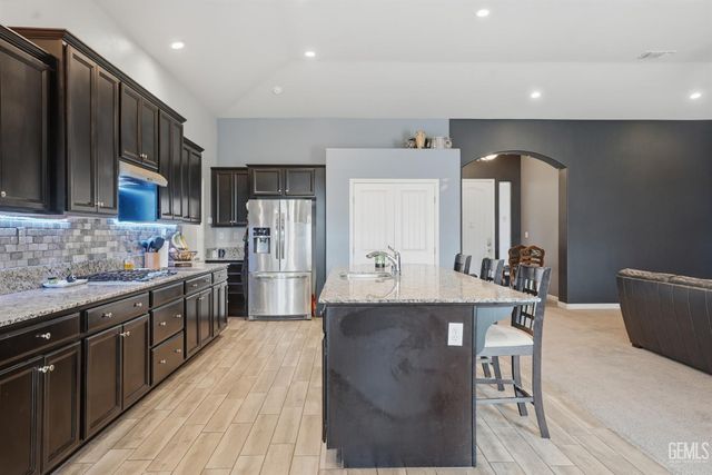 7327 Bucking Bronco Court, Bakersfield, CA 93311