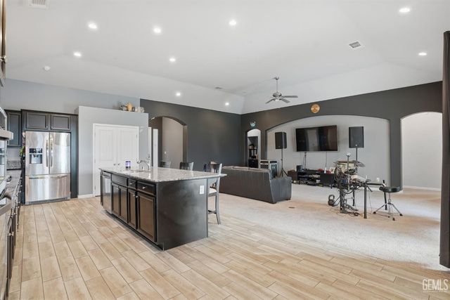 7327 Bucking Bronco Court, Bakersfield, CA 93311