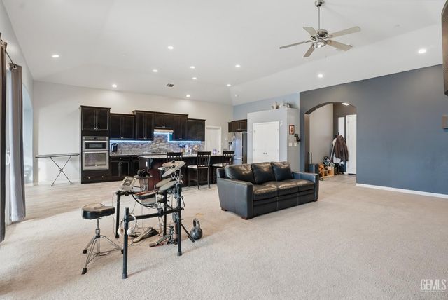 7327 Bucking Bronco Court, Bakersfield, CA 93311