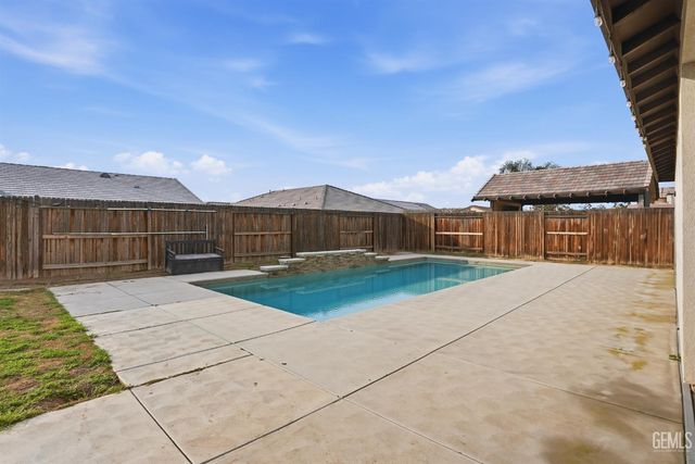 7327 Bucking Bronco Court, Bakersfield, CA 93311