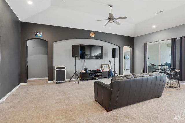 7327 Bucking Bronco Court, Bakersfield, CA 93311