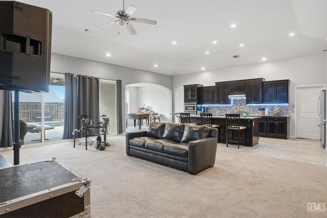 7327 Bucking Bronco Court, Bakersfield, CA 93311