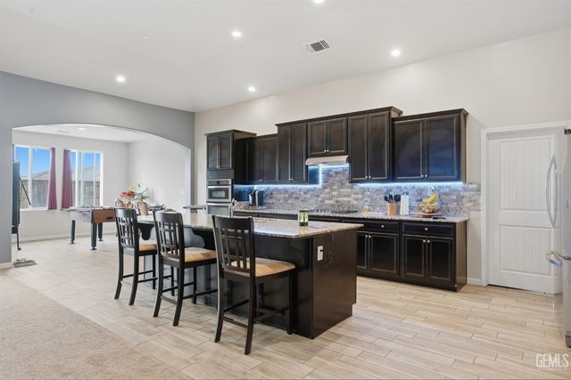 7327 Bucking Bronco Court, Bakersfield, CA 93311