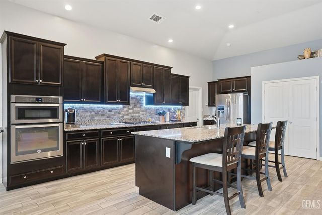 7327 Bucking Bronco Court, Bakersfield, CA 93311