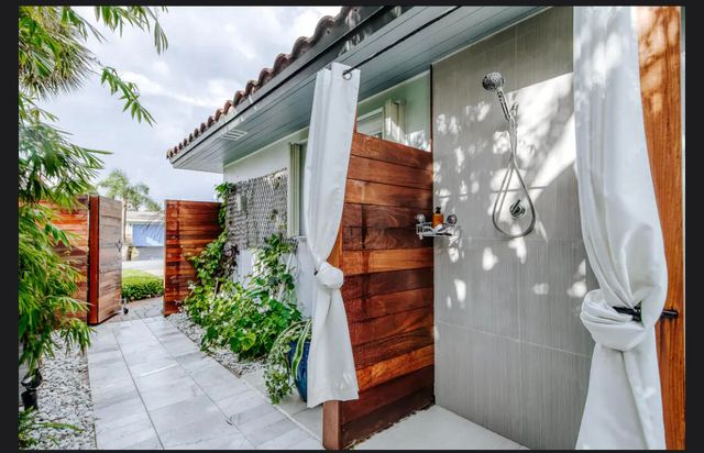 2630 NE 51st Court, Lighthouse Point, FL 33064