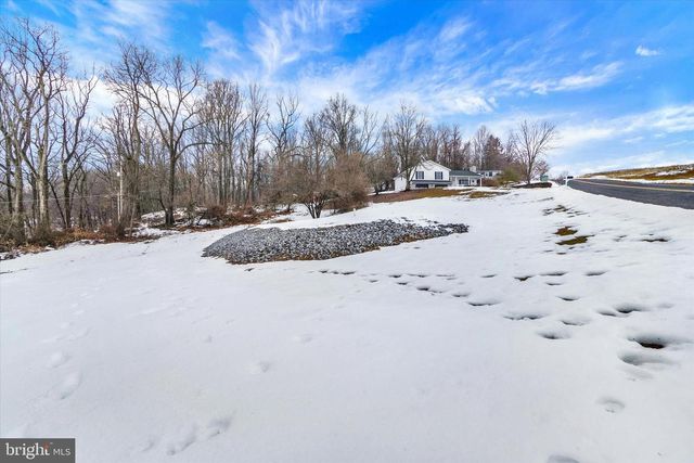 194 WILLIS RD, Etters, PA 17319