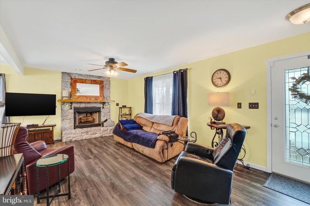 194 WILLIS RD, Etters, PA 17319