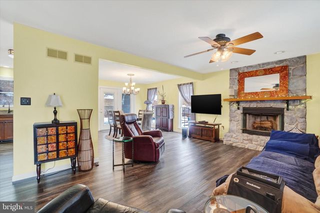 194 WILLIS RD, Etters, PA 17319