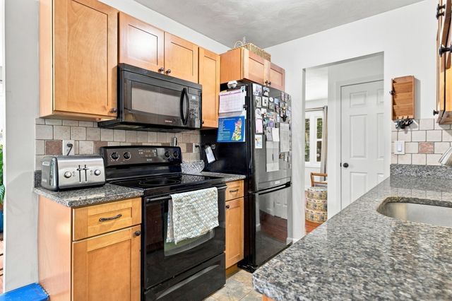 298 Neck Rd, Rochester, MA 02770