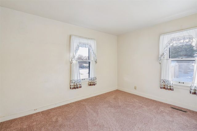 501 S 5th Avenue E, Newton, IA 50208