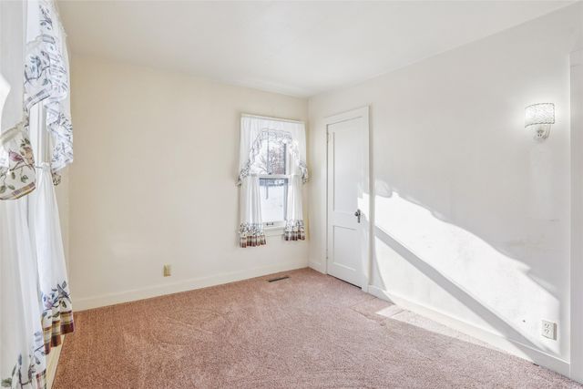 501 S 5th Avenue E, Newton, IA 50208