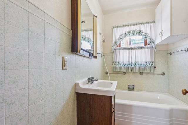 501 S 5th Avenue E, Newton, IA 50208