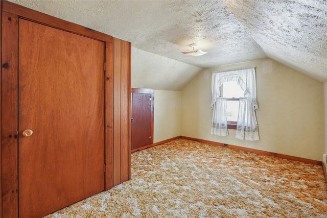 501 S 5th Avenue E, Newton, IA 50208