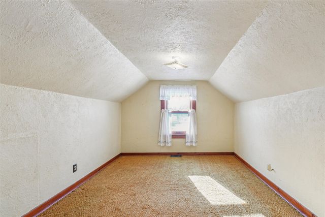 501 S 5th Avenue E, Newton, IA 50208