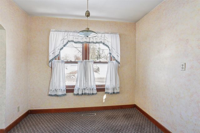 501 S 5th Avenue E, Newton, IA 50208