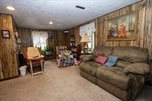 664 Stafford, Leicester, MA 01542