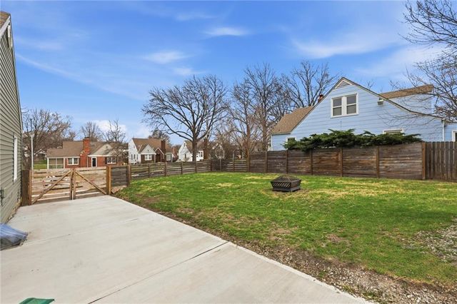 801 E 72nd Street, Kansas City, MO 64131