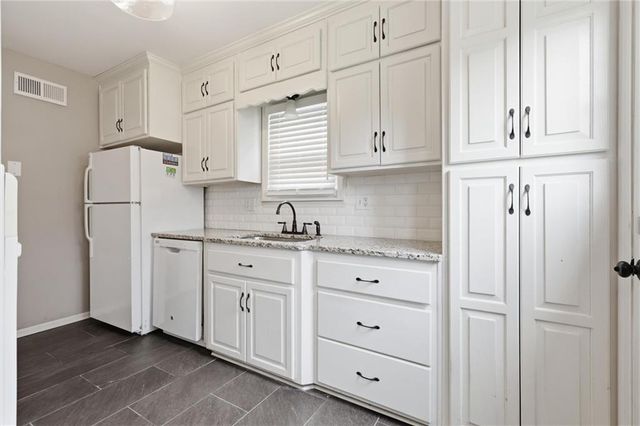 801 E 72nd Street, Kansas City, MO 64131