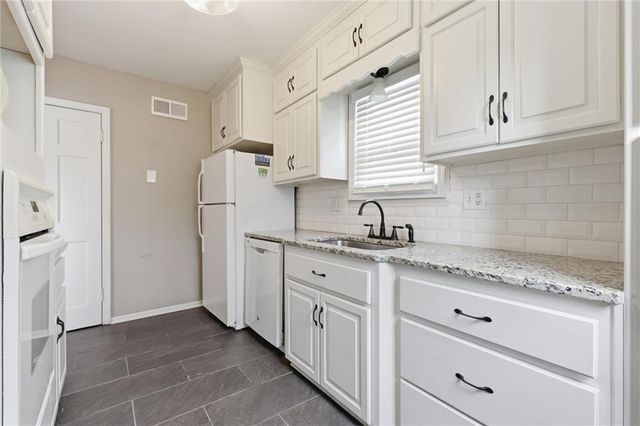 801 E 72nd Street, Kansas City, MO 64131